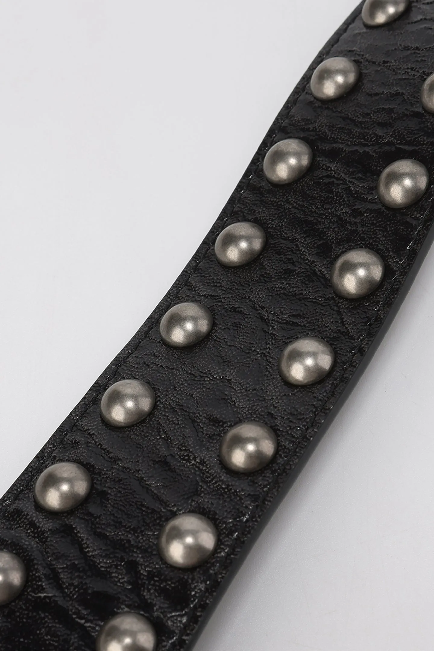 Disark Vintage Distressed Cracked Dheepskin Rivet Belt