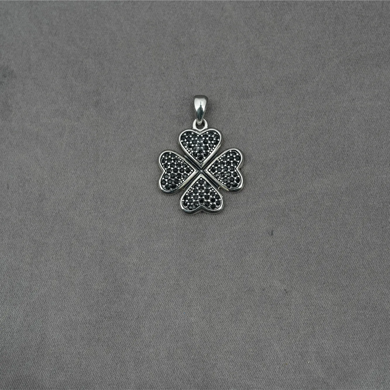 Flower Running Micro Rhinestone Four-leaf Clover Titanium Steel Pendant